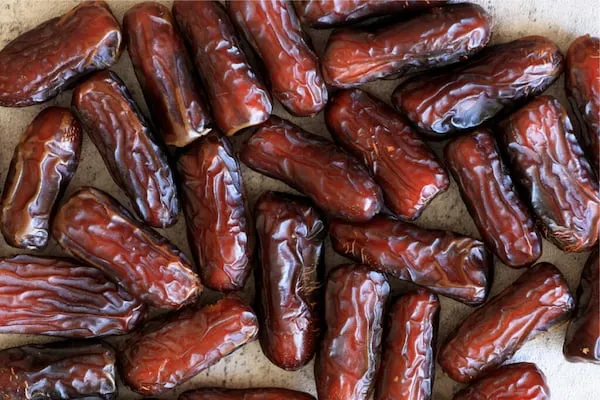 قیمت خرما پیارم + خرید انواع متنوع انکر